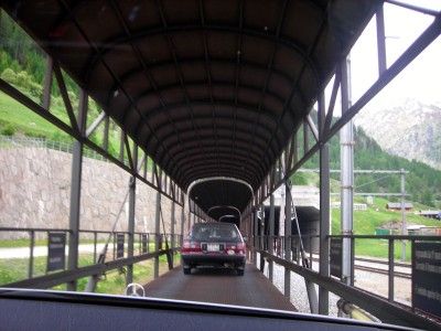 trenle araç taşınan tünel